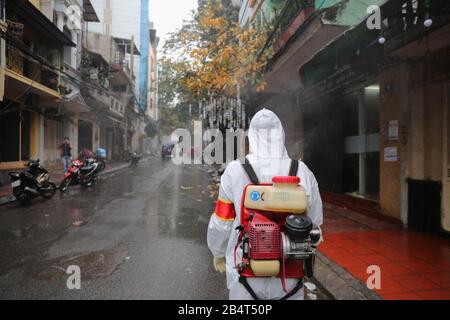 (200307) -- HANOI, 7. März 2020 (Xinhua) -- EIN Mitarbeiter sterilisiert den Straßenabschnitt Truc Bach, in dem der neue bestätigte Fall COVID-19 lebt, in Hanoi, Vietnam, am 7. März 2020. Vietnams Gesundheitsministerium bestätigte am Freitagabend einen neuen Fall von COVID-19, dem 17. Fall im Land, berichtete die Vietnam News Agency.Vietnam hatte zuvor 16 Fälle von COVID-19 bestätigt, die alle geheilt und aus dem Krankenhaus entlassen wurden. Und bisher habe man 101 Verdachtsfälle, so das Gesundheitsministerium. (VNA/Handout über Xinhua) Stockfoto