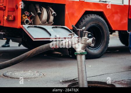 Während eines Strukturbrands Verwender Hydrant Stockfoto