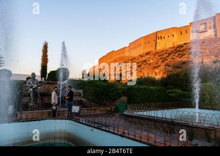 Öffentlicher Brunnen in der Nähe der Zitadelle von Qalat in Erbil bei Sonnenuntergang. Stockfoto