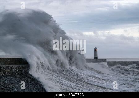 09.02.20. STURM CIARA. Wellen stürzen über das Wellenbrecher und den Leuchtturm in Porthcawl in Südwales, als Storm Ciara das Vereinigte Königreich trifft. Stockfoto