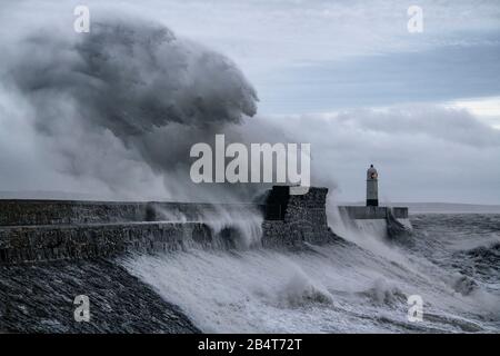 09.02.20. STURM CIARA. Wellen stürzen über das Wellenbrecher und den Leuchtturm in Porthcawl in Südwales, als Storm Ciara das Vereinigte Königreich trifft. Stockfoto