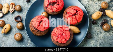 Hausgemachte köstliche Muffins mit Nüssen und Schokolade. Stockfoto
