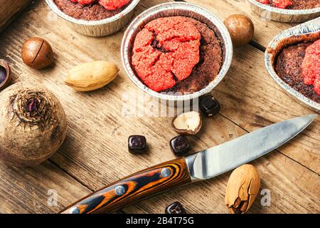 Diätetische Muffins mit Schokolade und Nüssen. Vegetarische Speisen auf Holzgrund Stockfoto
