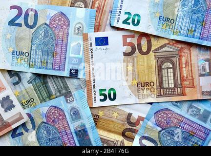 Währung der Europäischen Union, Draufsicht über die gemischten Euro-Banknoten. Viele Euro-Rechnungen Hintergrund. Stockfoto