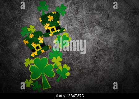 St. Patricks Day, festlicher Leprechaun Hut und grüne Shamrocks Stockfoto