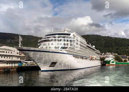 Kreuzfahrtschiff Viking Sea im Hafen von Bergen, Norwegen. Offshore-PSV-Schiff Bourbon Sapphire im Hintergrund Stockfoto