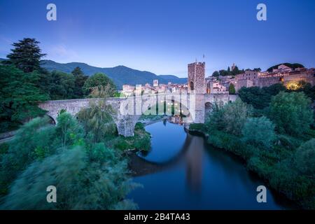 Malerisches Dorf Besalu vor Sonnenaufgang Spanien Stockfoto