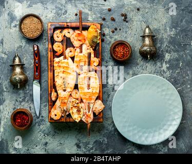 Gegrillte Quietschspieße auf einer Küchenplatte. Gegrillter Kalamari Stockfoto