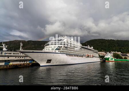 Kreuzfahrtschiff Viking Sea im Hafen von Bergen, Norwegen. Offshore-PSV-Schiff Bourbon Sapphire im Hintergrund Stockfoto