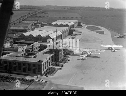 Ein Luftbild aus dem Jahr 1935 vom Flughafen Croydon, Flugplatz, in der Nähe von London, England. Foto zeigt eine Imperial Airways Handley-Seite HP. 42, G-AAX und ein Fokker F.IX, PH-AGA von KLM. Verschiedene Flughafengebäude und Hangars sind ebenfalls zu sehen. Stockfoto