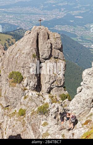 Drei Schwestern, Vorarlberg, Österreich - 25. August 2019: Touristen steigen drei Schwestern (Die Drei Schwestern) über Ferrata ab Stockfoto