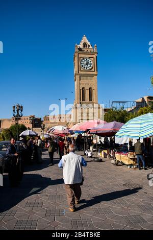 Mann, der auf dem Shar-Park in Erbil spazieren geht Stockfoto