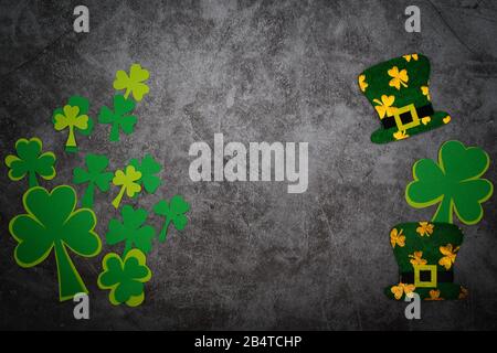 St. Patricks Day, festlicher Leprechaun Hut und grüne Shamrocks Stockfoto