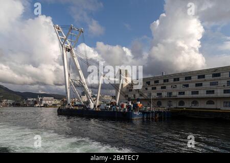 Kranschiff Tronds Lift 8 am Tollboden-Kai im Hafen von Bergen, Norwegen. Stockfoto