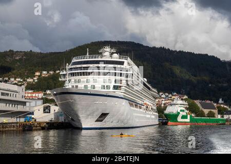 Kreuzfahrtschiff Viking Sea im Hafen von Bergen, Norwegen. Offshore-PSV-Schiff Bourbon Sapphire im Hintergrund Stockfoto