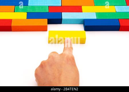 Füllen Sie das Konzept der Business-Lösungen aus, ein Holzblock-Puzzle, das in einen leeren Raum passt Stockfoto