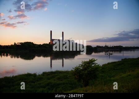 Huntly Power Station am Waikato River, North Island, Neuseeland Stockfoto