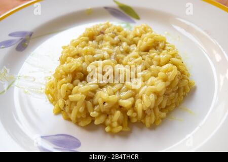 Risotto am Safran und Parmesan oder alla milanese Stockfoto