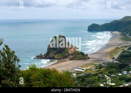 Der markante vulkanische Löwenfelsen in Piha, in der Nähe von Auckland an der Westküste von North Island, Neuseeland Stockfoto