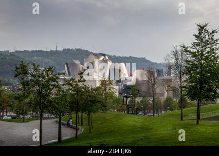 Bilbao, Baskenland, Spanien. 26. März 2017.: Fassade des Guggenheim Museum. Das Gebäude ist gekleidet in Glas, Titan und Kalkstein, entworfen von Frank Stockfoto