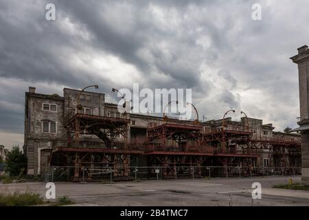 Verlassene Lagergebäude im Alten Hafen von Triest, Friaul-Julisch Venetien, Italien Stockfoto