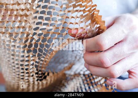 Braunes Verpackungspapier in feinem Netz. Keine Kunststoff-, neue Verpackungstechnik. Stockfoto