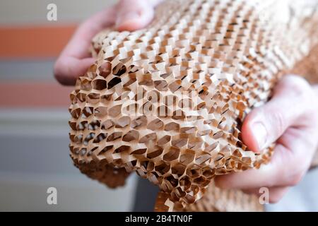Braunes Verpackungspapier in feinem Netz. Keine Kunststoff-, neue Verpackungstechnik. Stockfoto