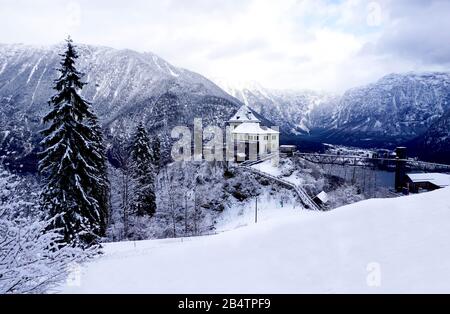 Aussichtspunkt Hallstatter Winter-Schnee-Berglandschaft Wanderung epische Berge Abenteuer im Freien und See durch den Wald im Uplandtal führt zum Stockfoto