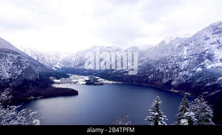 Aussichtspunkt Hallstatter Winter-Schnee-Landschaft Wanderung epische Berge Abenteuer im Freien und See durch den Kiefernwald im Uplandtal führt zu Stockfoto