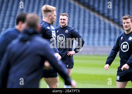 Edinburgh, BT Murrayfield, Großbritannien. März 2020. Scotland Team Capains Run, Edinburgh Caption: Scotland Kapitän Stuart Hogg während des Capains Run, Spieler der schottischen Mannschaft, wärmen sich am Tag vor dem Spiel der 6 Nationen gegen Frankreich auf. Samstag, 07. März 2020 bei BT Murrayfield. ( Credit: Rob Gray/Alamy Live News Stockfoto