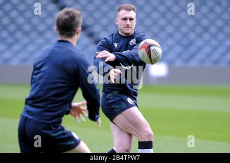 Edinburgh, BT Murrayfield, Großbritannien. März 2020. Scotland Team Capains Run, Edinburgh Caption: Scotland Kapitän Stuart Hogg während des Capains Run, Spieler der schottischen Mannschaft, wärmen sich am Tag vor dem Spiel der 6 Nationen gegen Frankreich auf. Samstag, 07. März 2020 bei BT Murrayfield. ( Credit: Rob Gray/Alamy Live News Stockfoto