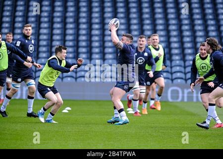 Edinburgh, BT Murrayfield, Großbritannien. März 2020. Schottland Team Capacins Run, Edinburgh Caption: Rory Sutherland (Schottland) mit dem Ball, Spieler der schottischen Mannschaft, erwärmen sich am Tag vor dem Spiel der 6 Nationen gegen Frankreich. Samstag, 07. März 2020 bei BT Murrayfield. ( Credit: Rob Gray/Alamy Live News Stockfoto