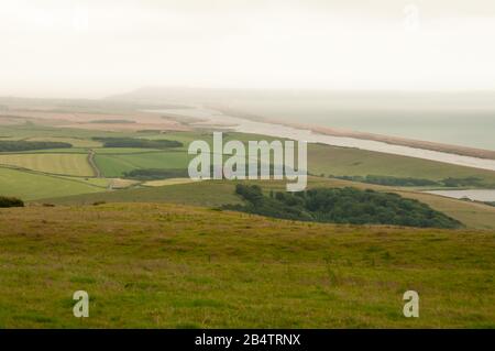 Blick auf die St Catherine's Chapel in Abbotsbury und den Chesil Strand an der West Dorset Heritage Coast, Dorset, England, an einem nebligen Sommertag. Stockfoto