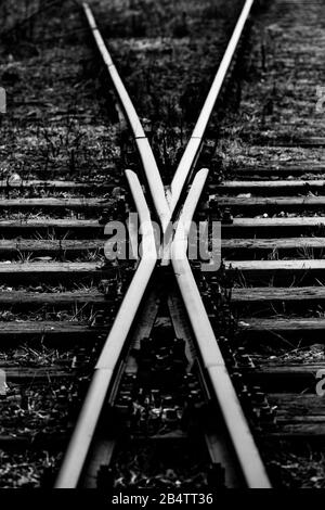 Bahngleise Schaltet X-Muster - monochromes Bild Stockfoto