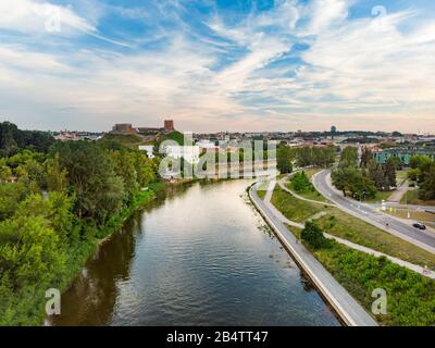 Schöne Antenne Landschaft von Neris Fluss schlängelt sich durch Vilnius City. Malerische litauische Stadtbild. Stockfoto