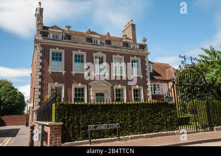 Das West End House in der Altstadt von Poole, Dorset in England, wurde für den Händler John Slade gebaut und ist heute eine private Ferienmiete. Stockfoto