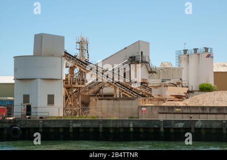 Cemex Poole Betonwerk, Zement- und Zuschlagstoffwerk im Hafen von Poole, Landkreis Dorset in England. Stockfoto