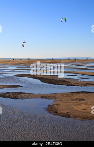 Praxis von Kite-Surf am Espiguette Beach, Occitanie France Stockfoto