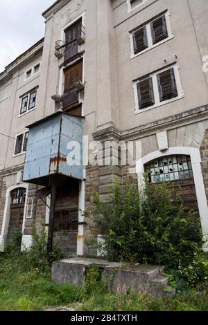 Verlassene Lagergebäude im Alten Hafen von Triest, Friaul-Julisch Venetien, Italien Stockfoto