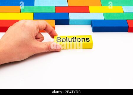 Füllen Sie das Konzept der Business-Lösungen aus, ein Holzblock-Puzzle, das in einen leeren Raum passt Stockfoto