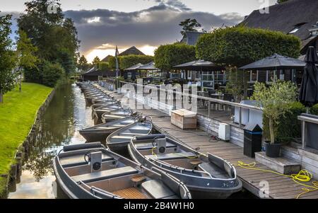 In Der Traditionellen Ortschaft Giethoorn moorierten Mietboote. Overijssel, Niederlande Stockfoto