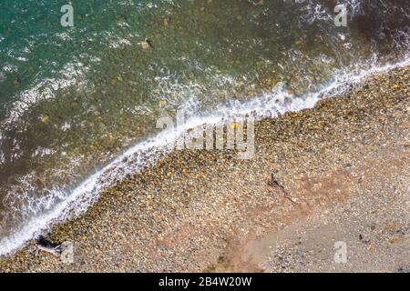 Von oben Blick auf die Meereswellen am Strand von Korsika, Frankreich. Stockfoto