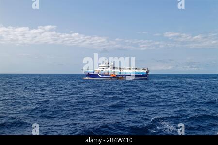 Das Schiff Oceanic Endeavour, ein Schiff Für Seismische Forschung, das sich mit den Einsatzoperationen Offshore Gabun beschäftigt. Stockfoto