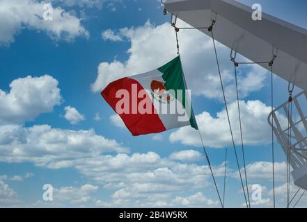 Mexikanische Flagge auf Kreuzfahrtschiff fliegen Stockfoto