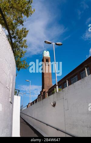 Blick auf das Gillette Building, Art Deco, Grade II Listed Structure an der Great West Road, Brentford, London, Großbritannien Stockfoto