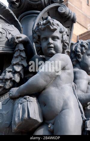 Cherubs auf dekorativem Lampenpfosten im Gillette Building, Art Deco, Grade II listed structure on Great West Road, Brentford, London, Großbritannien Stockfoto