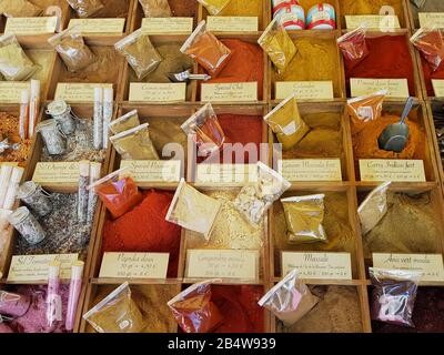 Traditioneller Markt mit getrockneten Gewürzen Stockfoto