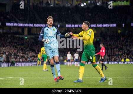 London, ENGLAND - 04. MÄRZ: Tim Krul und Ben Godfrey von Norwich City reagieren während des Fünften Runden Matches des FA Cups zwischen Tottenham Hotspur und Norwich Stockfoto