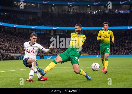 London, ENGLAND - 04. MÄRZ: Erik Lamela von Tottenham Hotspur Rabona Pass während des FA Cup Fifth Round Spiels zwischen Tottenham Hotspur und Norwich Cit Stockfoto