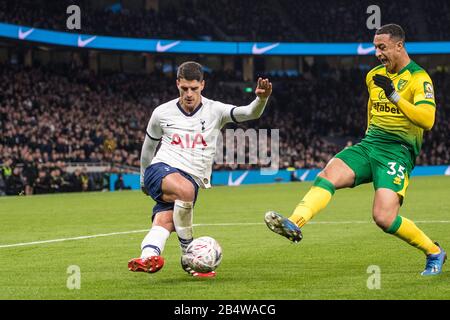 London, ENGLAND - 04. MÄRZ: Erik Lamela von Tottenham Hotspur Rabona Pass während des FA Cup Fifth Round Spiels zwischen Tottenham Hotspur und Norwich Cit Stockfoto